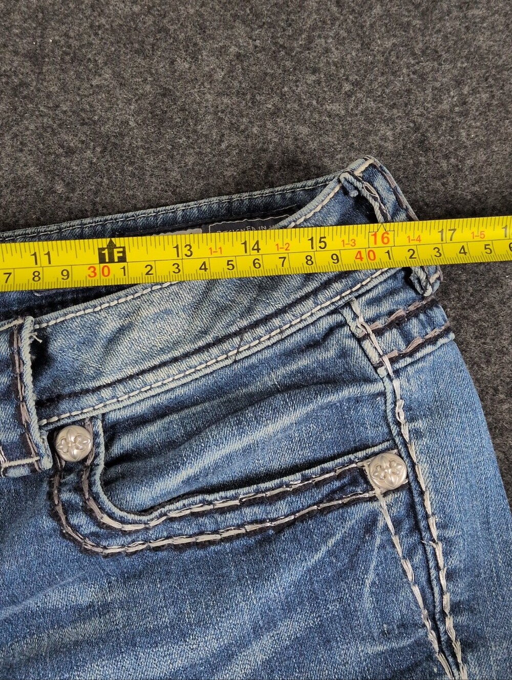 Miss Me Boyfriend Capri Distressed Jeans Size 29 - Picture 5 of 11